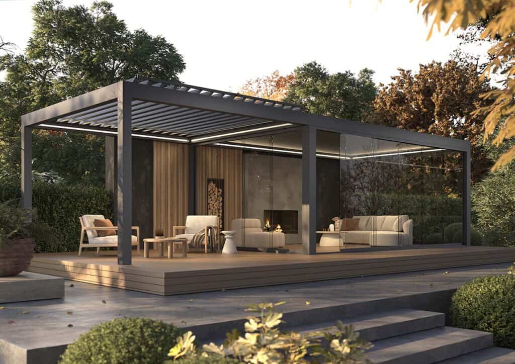 Terrassenüberdachung mit teilweise geöffnetem Lamellendach und LED-Profilen, seitliche Innenansicht, Esstisch im Freien