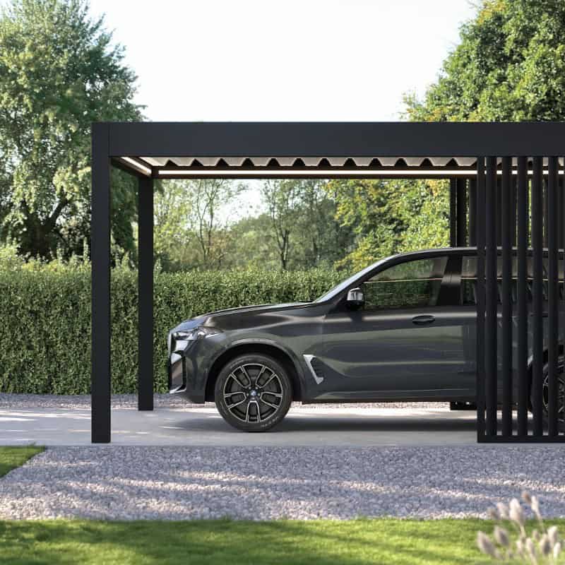 Aluminium Carport in Anthrazit mit Lamellendach und SUV von der Seite