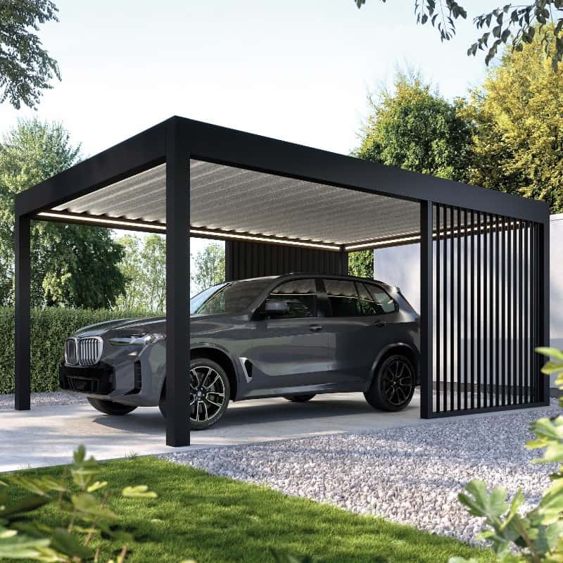 Freistehender Aluminium Carport mit Lamellendach und SUV in Einfahrt